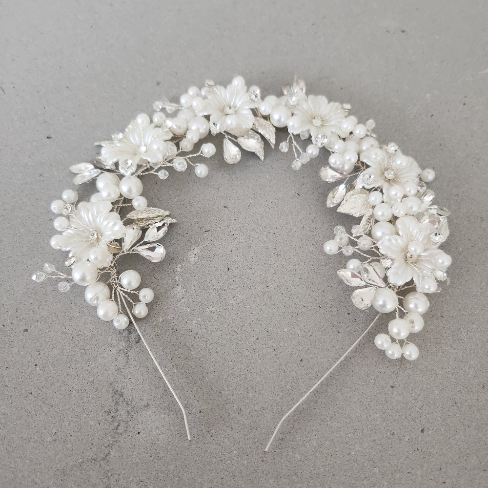 Elegant Pearl and Gold Floral Hair Accessory - Picture 7 of 7